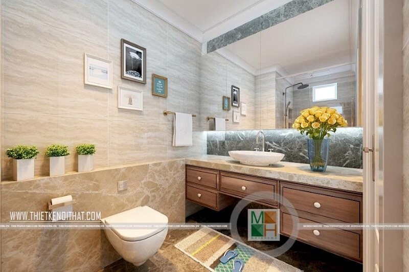 Thiết kế phòng tắm chung cư tiện nghi với trang thiết bị vệ sinh cao cấp kết hợp kệ tủ gỗ màu óc chó mang đến sự sang trọng và tinh tế. Thiết kế chung cư