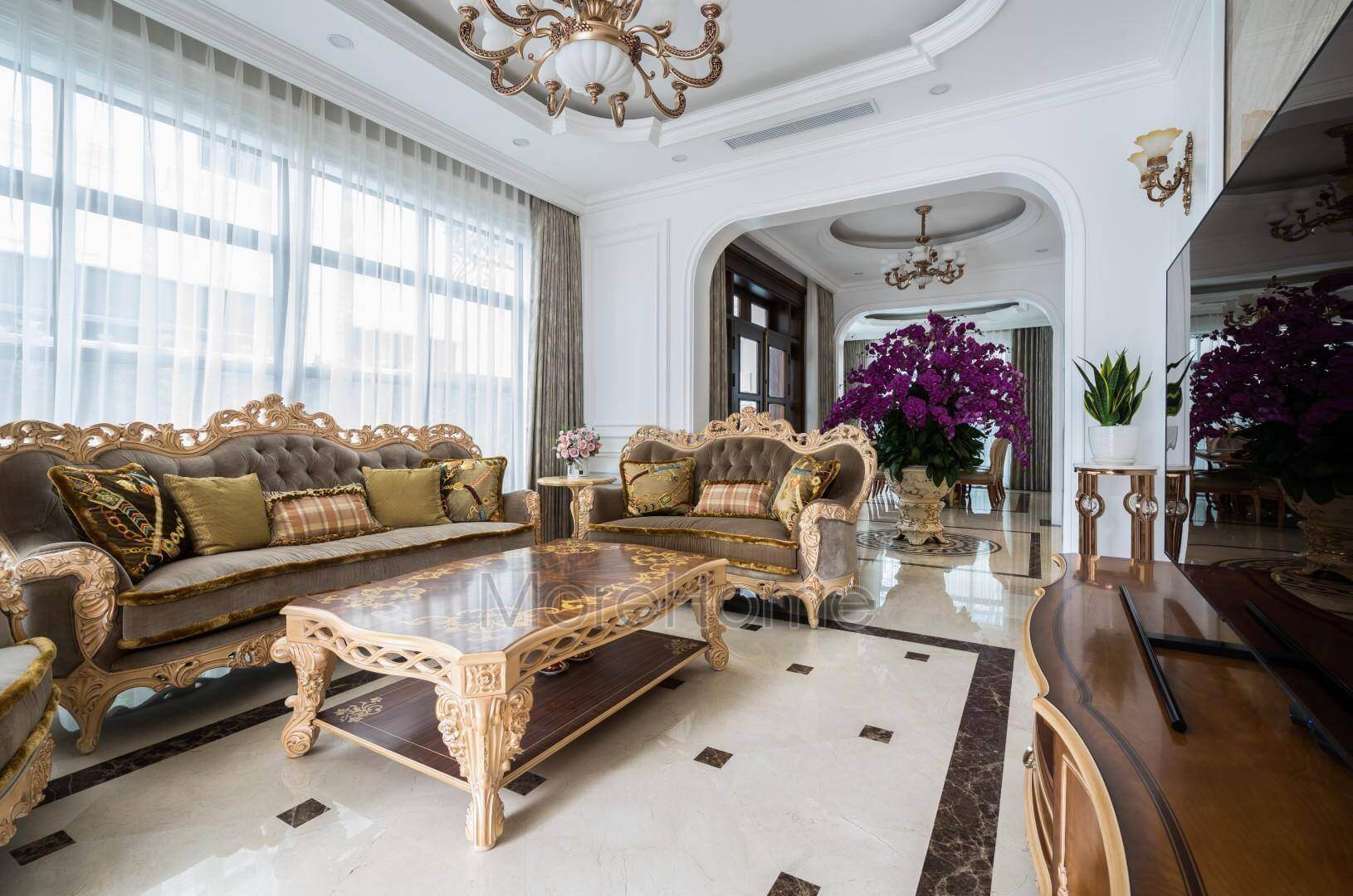 Sofa bọc nỉ nhung màu nâu sậm khung sơn vàng, đường nét phong cách tân cổ điển là ý tưởng hoàn hảo cho không gian phòng khách Mẫu nội thất biệt thự tân cổ điển