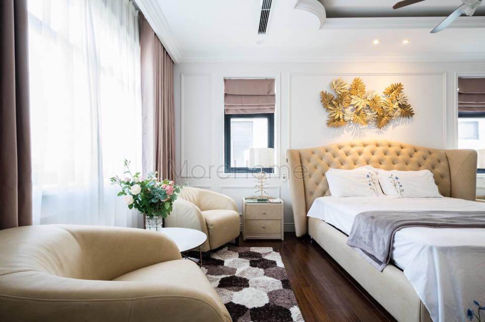 Bố trí ghế sofa đơn trong phòng ngủ giúp gia chủ có thể thư giãn uống trà, đọc sách trong phòng master Mẫu nội thất biệt thự tân cổ điển
