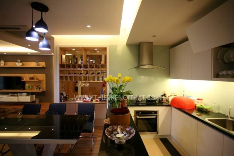 Morehome sử dụng thiết kế kệ tủ đơn giản đa ngăn, đảm bảo tính công năng và không làm ảnh hưởng đến diện tích sử dụng Tủ bếp hiện đại