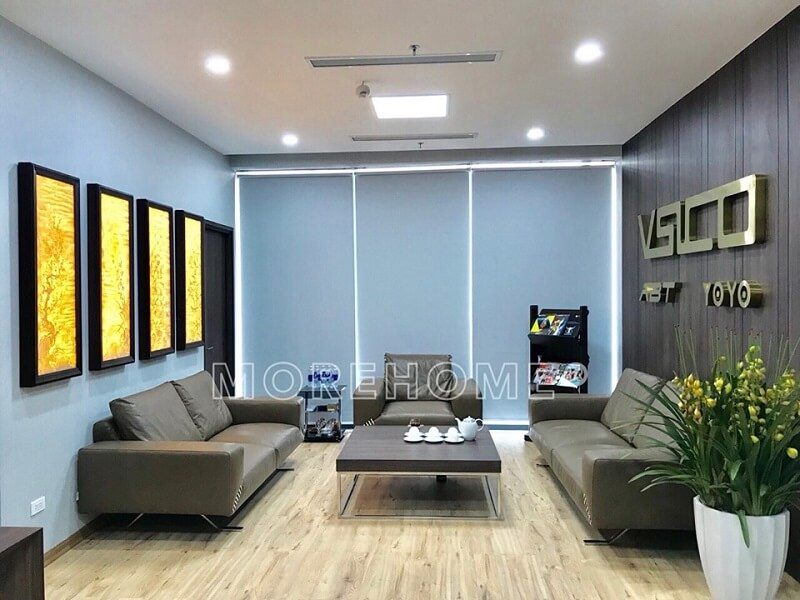 Bộ sofa bọc da hiện đại màu xám mang đến vẻ đẹp sang trọng, lịch sự cho văn phòng giám đốc