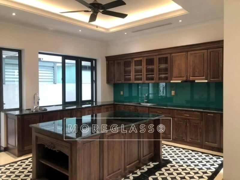 Gợi ý mẫu tủ bếp gỗ óc chó được thi công với mong muốn mang lại nhiều điều bình yên, niềm vui cho gia đình.