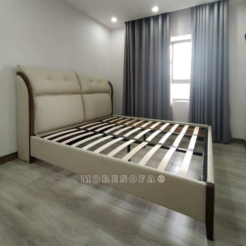 Giường ngủ hiện đại khung gỗ tự nhiên kết hợp bọc da cao cấp màu kem độc đáo, đẹp cho khách hàng ở Nam Định